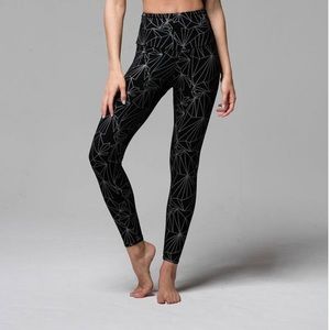 Onzie High-Rise Basic Legging | Black Reflective